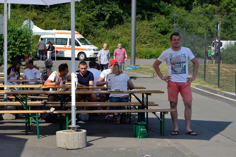 Alter Poser: Arthur Kampka unter dem Sonnenschirm Alter Poser: Arthur Kampka unter dem Sonnenschirm