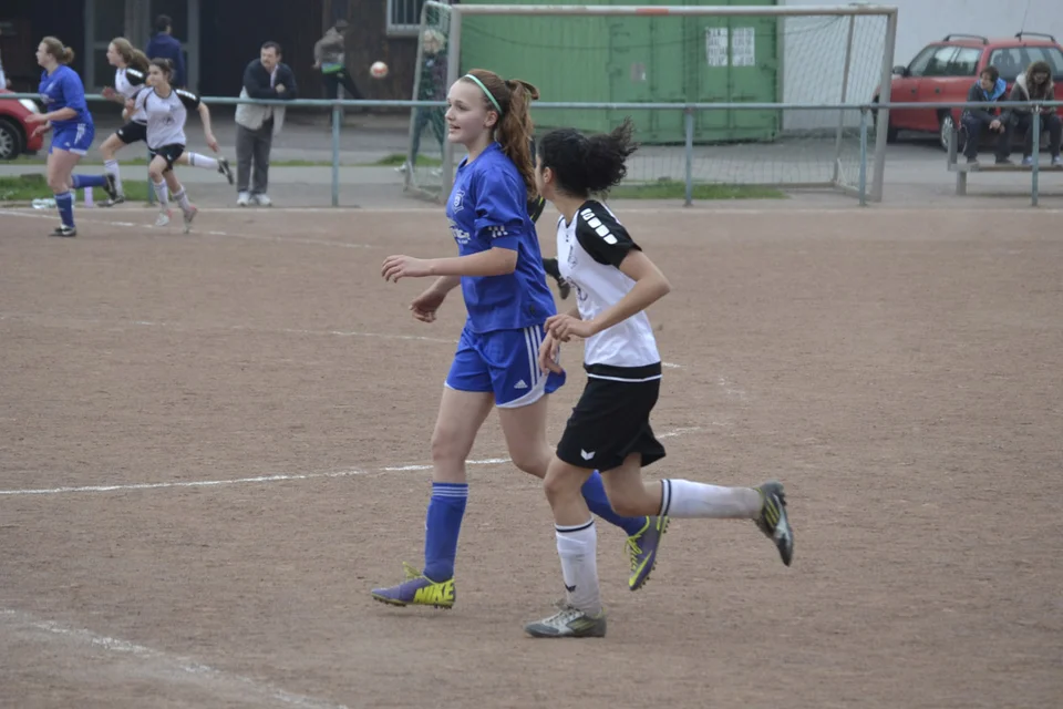 Verstanden sich gut: Jacqueline Holtz und ihre Gegenspielerin Verstanden sich gut: Jacqueline Holtz und ihre Gegenspielerin