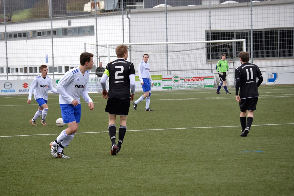 Variables Spiel: viele Angriffe gingen über links, aber auch Torben Heerling schaltete sich zusammen mit Kevin Müller immer wieder in die Offensive ein Variables Spiel: viele Angriffe gingen über links, aber auch Torben Heerling schaltete sich zusammen mit Kevin Müller immer wieder in die Offensive ein