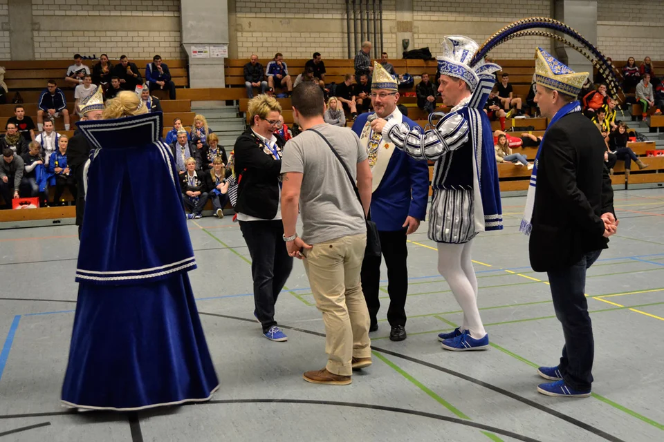 Ordenverleihung: zunächst überreichte der Hofstaat Turnierorganisator Christopher Pethe ... Ordenverleihung: zunächst überreichte der Hofstaat Turnierorganisator Christopher Pethe ...