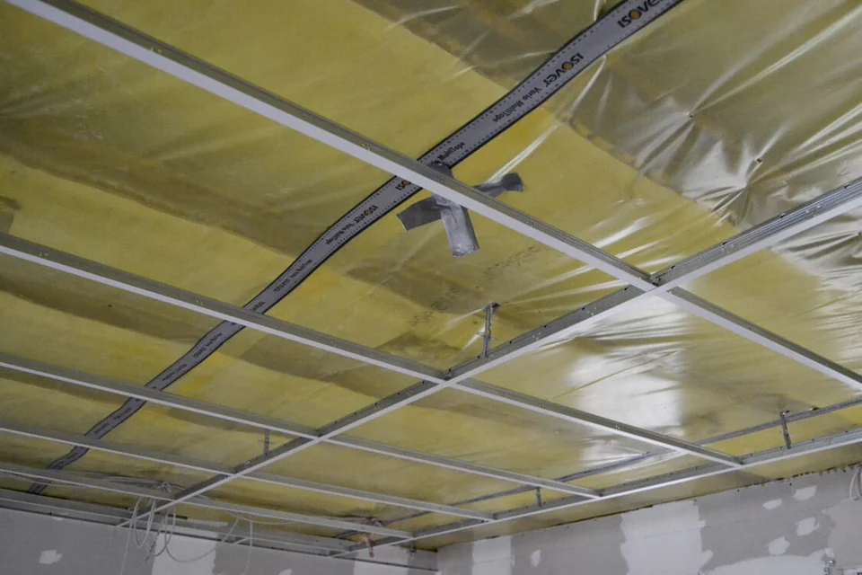 Noch nicht vollständig verlegt: die Dachschienen Noch nicht vollständig verlegt: die Dachschienen