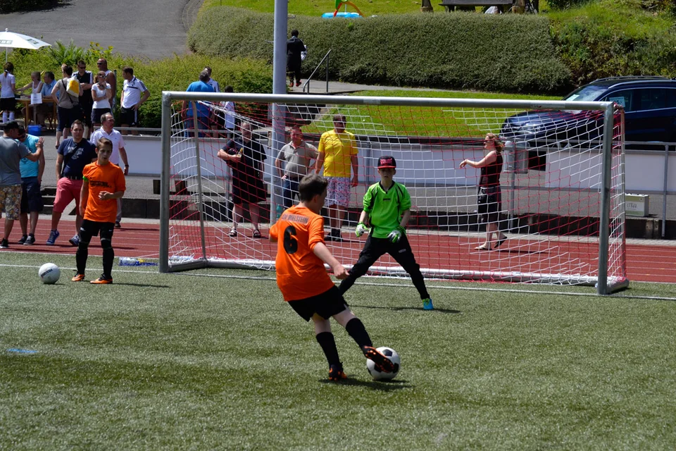 Dennis prüft Torhüter Lukas beim Torschusstraining vor dem Spiel