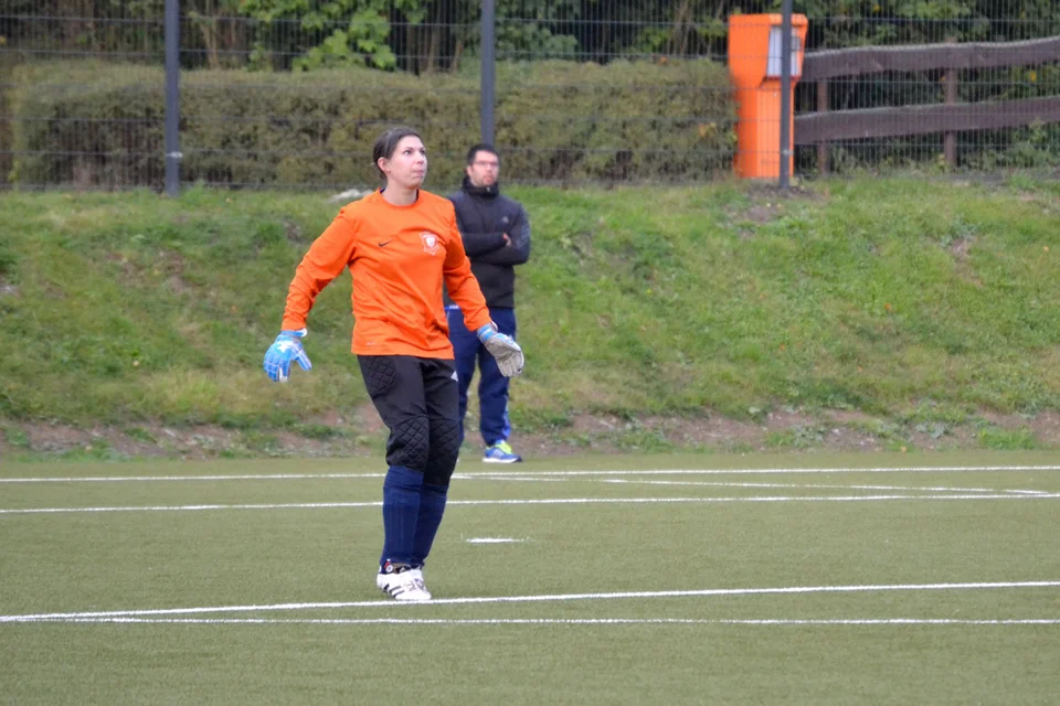 Ungewohnte Position: Cathrin Heim spielte heute ausnahmsweise einmal im Tor und machte ihre Sache gut Ungewohnte Position: Cathrin Heim spielte heute ausnahmsweise einmal im Tor und machte ihre Sache gut