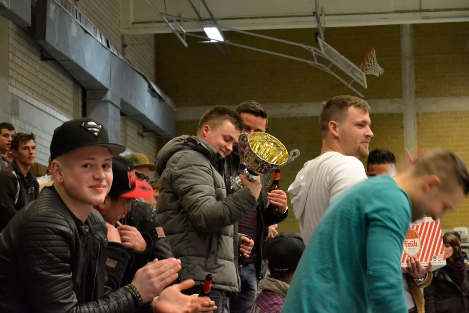 ... und dafür einen entsprechenden Pokal in die Hand gedrückt bekam ... und dafür einen entsprechenden Pokal in die Hand gedrückt bekam