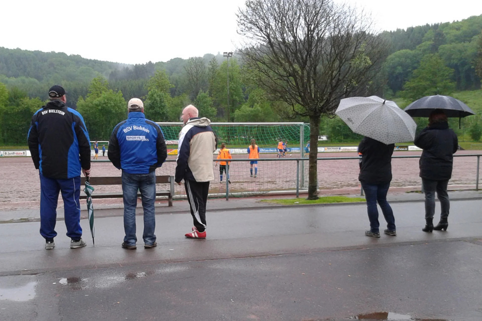 Eine durchschnittliche Leistung reichte den Mädchen, um Bechen mit drei Toren nach Hause zu schicken