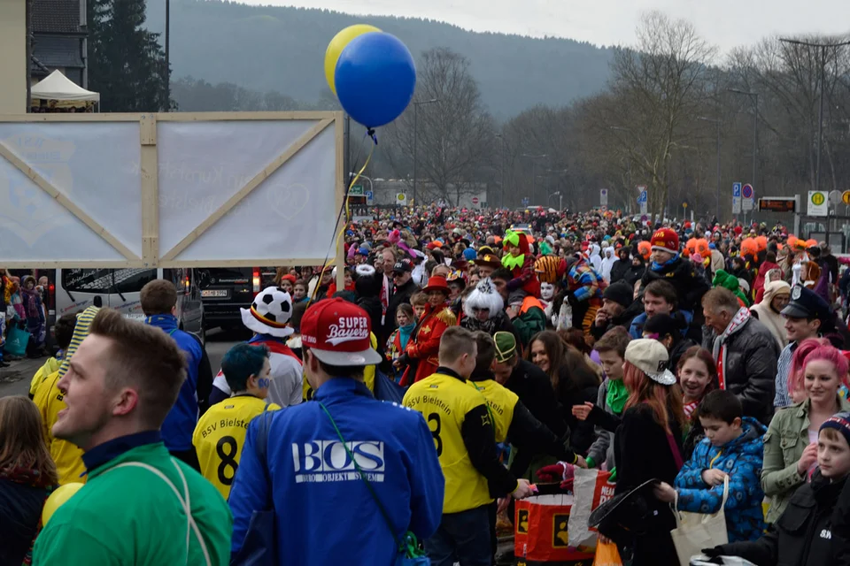 Wahrhaftige Menschenmassen warteten darauf, mit Kamelle versorgt zu werden Wahrhaftige Menschenmassen warteten darauf, mit Kamelle versorgt zu werden