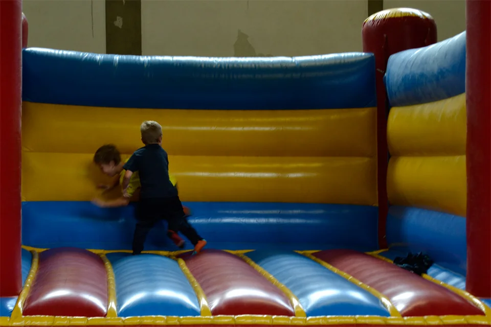 Nicht gerade zimperlich gingen die Kinder ...