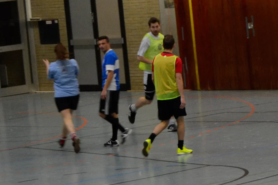 Ernüchterter Blick: während Viktor Adam resigniert dreinblickt, bejubeln Marcel Nördtling und Felix Bröcher ihr Tor Ernüchterter Blick: während Viktor Adam resigniert dreinblickt, bejubeln Marcel Nördtling und Felix Bröcher ihr Tor