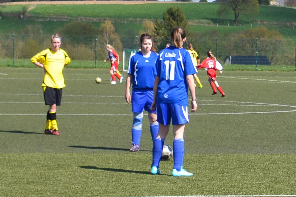 Einer der seltenen schlechten Momente: Astrid Morville und Linda Nickel bei der Ausübung des Anstoßes nach dem 1:2 Anschlusstreffer Einer der seltenen schlechten Momente: Astrid Morville und Linda Nickel bei der Ausübung des Anstoßes nach dem 1:2 Anschlusstreffer