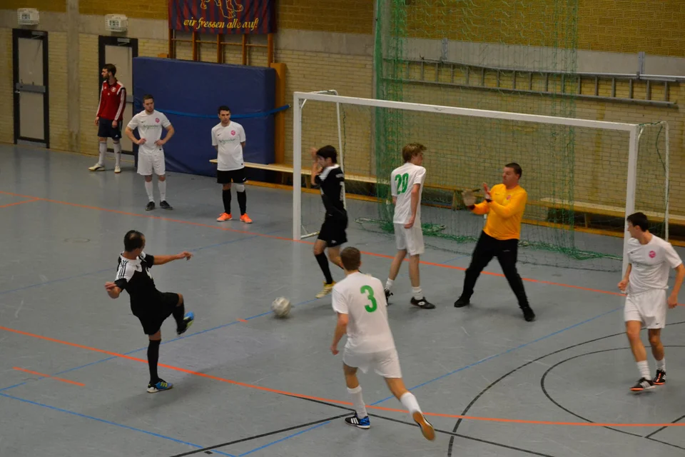 ... unter seinem eigenen Mitspieler hinweg ... ... unter seinem eigenen Mitspieler hinweg ...