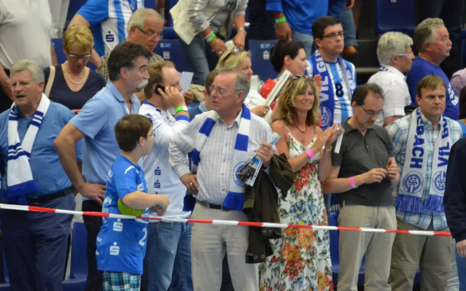 ... und werden von den Zuschauern angemessen verabschiedet ... und werden von den Zuschauern angemessen verabschiedet