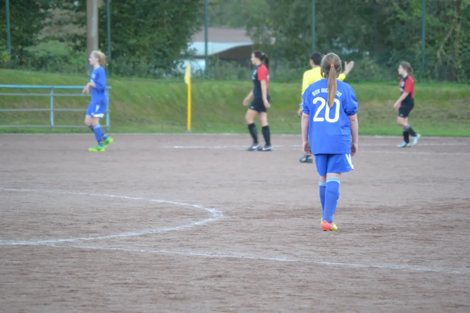 Tokessa beobachtet das Treiben im Hintergrund