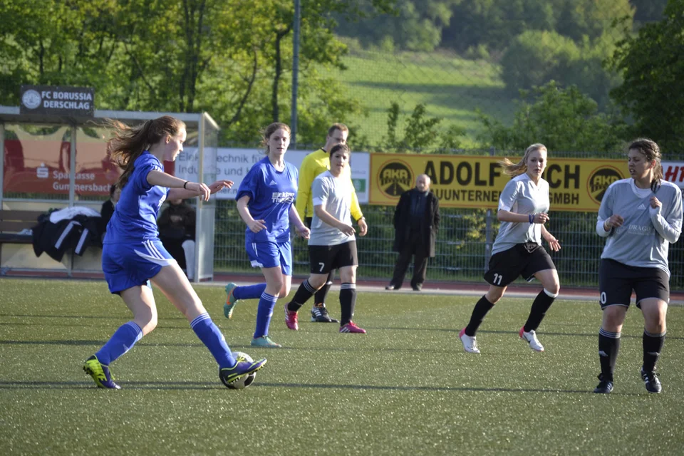 Jacqueline Holtz führt den Ball im Mittelfeld ...