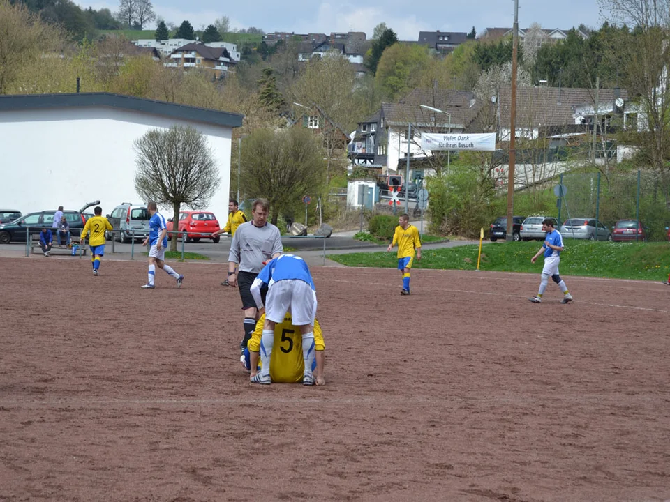 Foulspiel an Serkan Akcan - der Schiedsrichter unterbricht die Partie Foulspiel an Serkan Akcan - der Schiedsrichter unterbricht die Partie