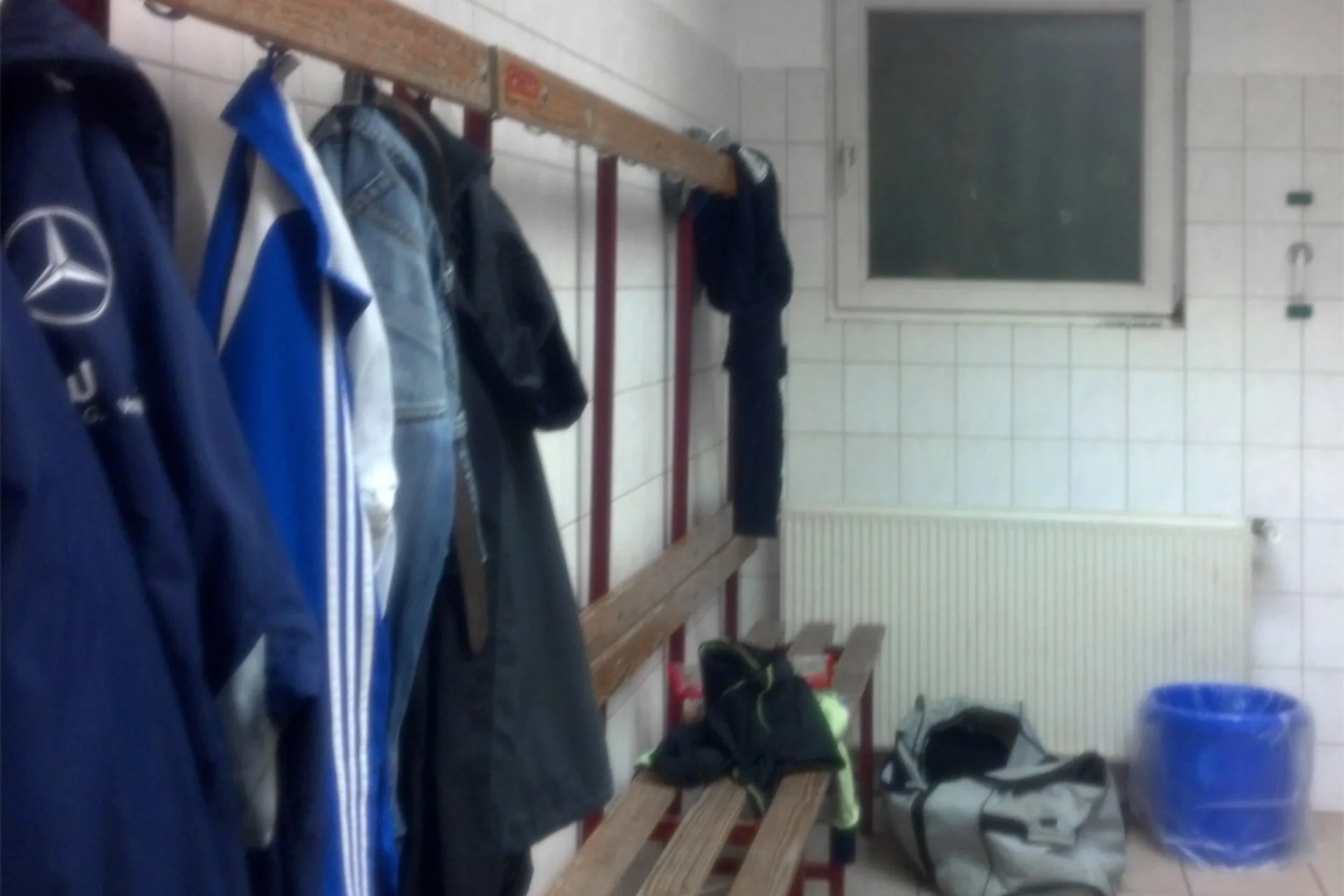 Noch lange nach Abpfiff blieben viele Bielsteiner am Sportplatz und feierten den Derbysieg