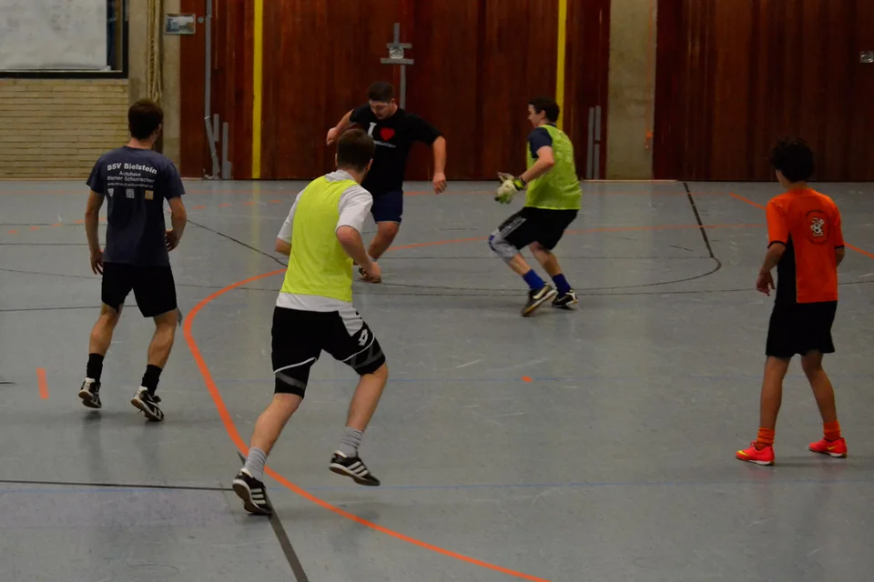 Schöner Beinschuss: Christopher Pethe tunnelt seinen Teilzeit-Mannschaftskameraden Hansi Wölfel Schöner Beinschuss: Christopher Pethe tunnelt seinen Teilzeit-Mannschaftskameraden Hansi Wölfel