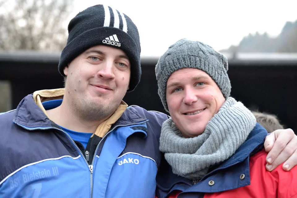 Die Zuschauer dagegen versprühen weiterhin Optimismus: hier Carsten und Axel Die Zuschauer dagegen versprühen weiterhin Optimismus: hier Carsten und Axel