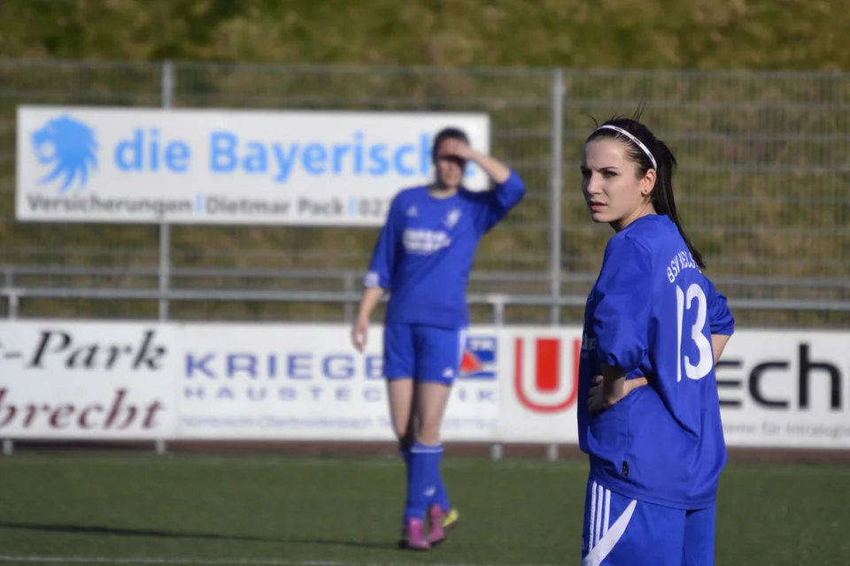 Jenny lauscht den Anweisungen der Trainer Jenny lauscht den Anweisungen der Trainer