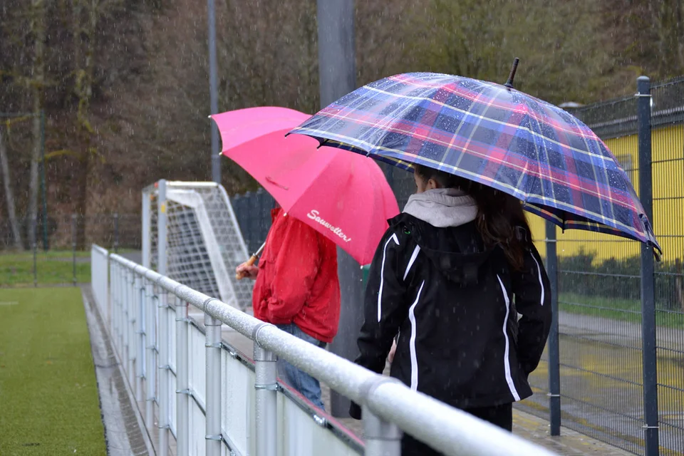 Aufmerksame Zaungäste: Vivian Schulte und Annalena Müllenmeister schauten sich das Spiel mehr oder weniger genau an