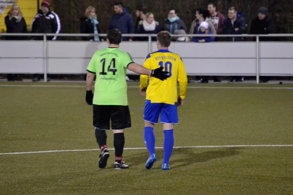 Faires Spiel: Atdhe Pllana und Christian Dickstefes Fanasa im freundschaftlichen Gespräch Faires Spiel: Atdhe Pllana und Christian Dickstefes Fanasa im freundschaftlichen Gespräch