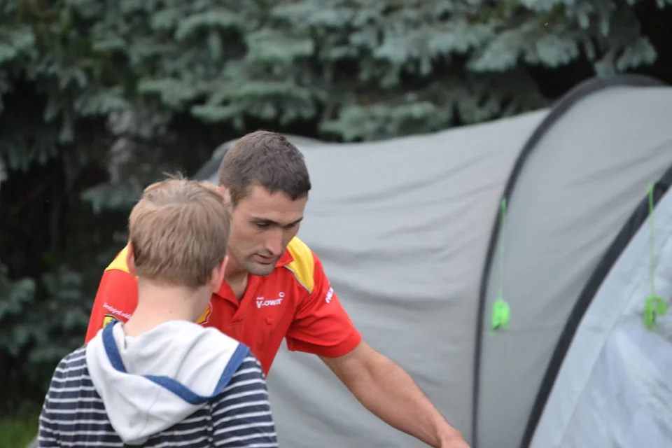 ... und beobachtet Daniel beim Mithelfen ... und beobachtet Daniel beim Mithelfen