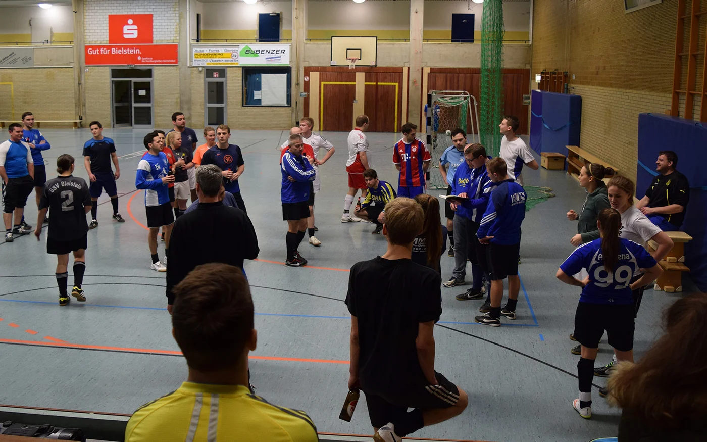 Wie schon in den letzten Jahren verbindet unser Verein mit seinem internen Hallenturnier den Spaß und den guten Zweck miteinander