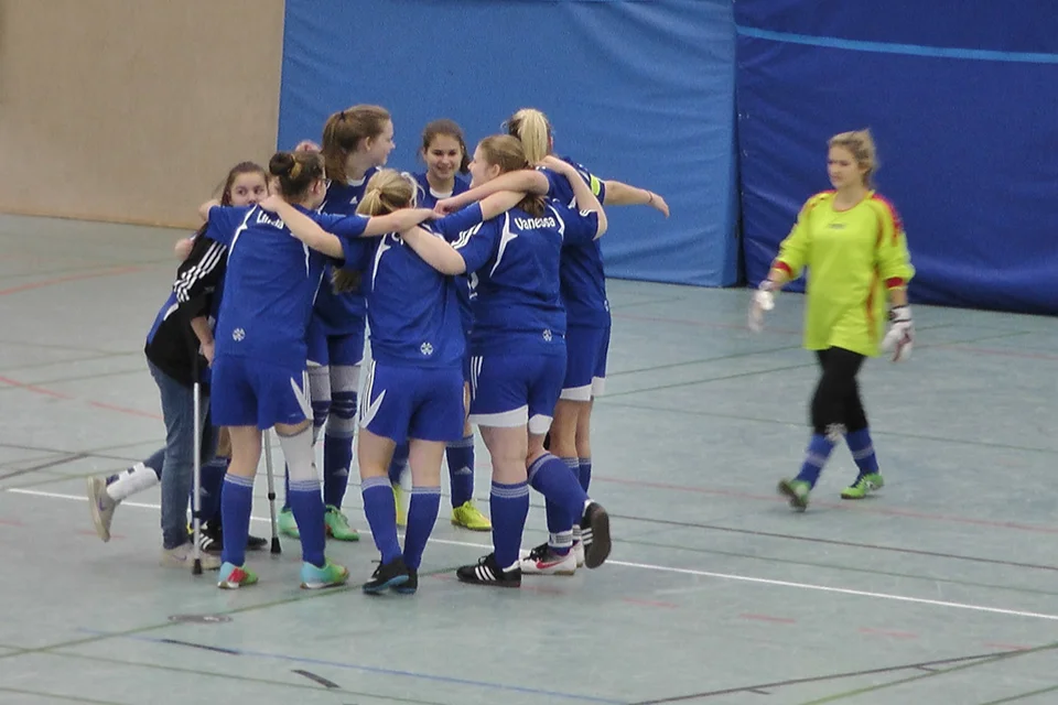 Wilde Mädels: die U17 Mädchen des BSV Bielstein bilden einen Kreis Wilde Mädels: die U17 Mädchen des BSV Bielstein bilden einen Kreis