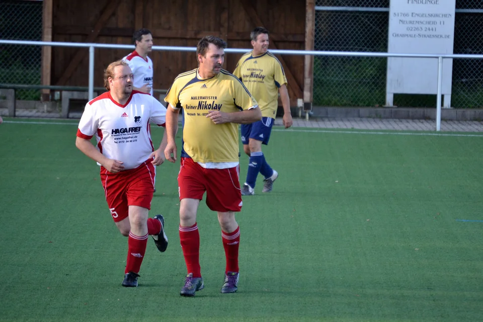 Die Schnellenbacher halfen den Bielsteinern personell aus, damit man über den ganzen Platz spielen konnte Die Schnellenbacher halfen den Bielsteinern personell aus, damit man über den ganzen Platz spielen konnte