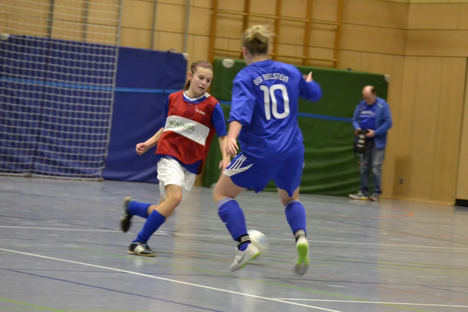 Sarah Kapp im Zweikampf mit ihrer Bewacherin ... Sarah Kapp im Zweikampf mit ihrer Bewacherin ...