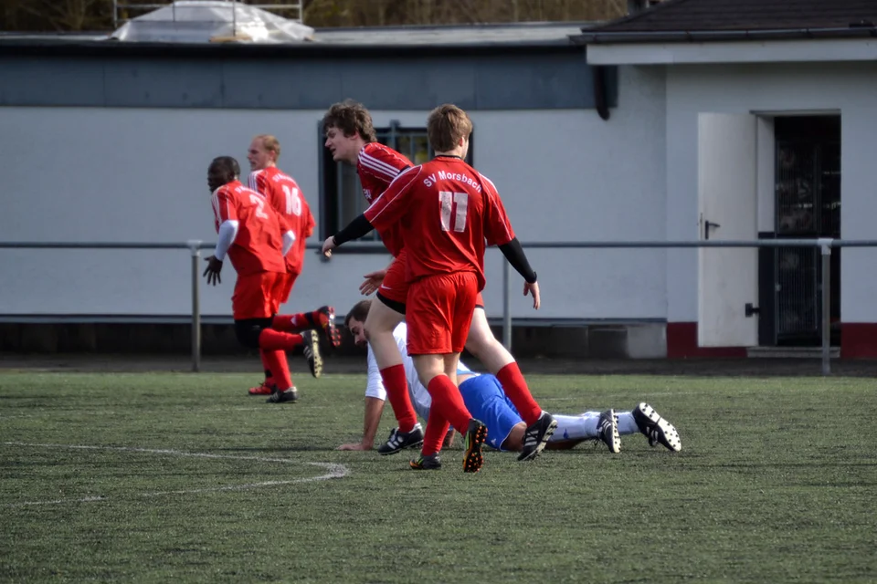 Taktisches Foul: Patrick Weßel wird auf Höhe der Mittellinie gefoult Taktisches Foul: Patrick Weßel wird auf Höhe der Mittellinie gefoult
