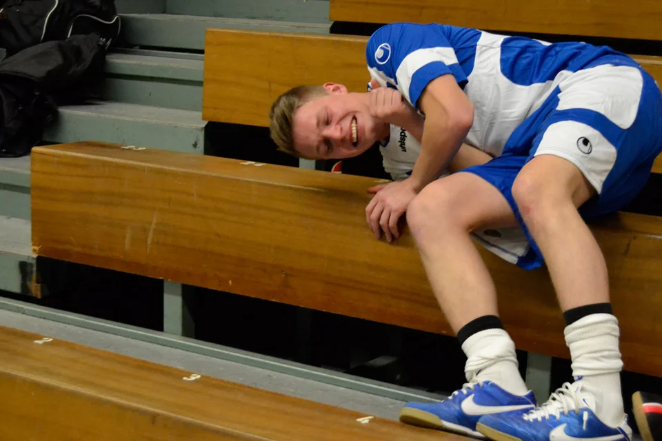 Krümmte sich kurzzeitig vor Lachen: ein Spieler der Firma Soennecken Krümmte sich kurzzeitig vor Lachen: ein Spieler der Firma Soennecken