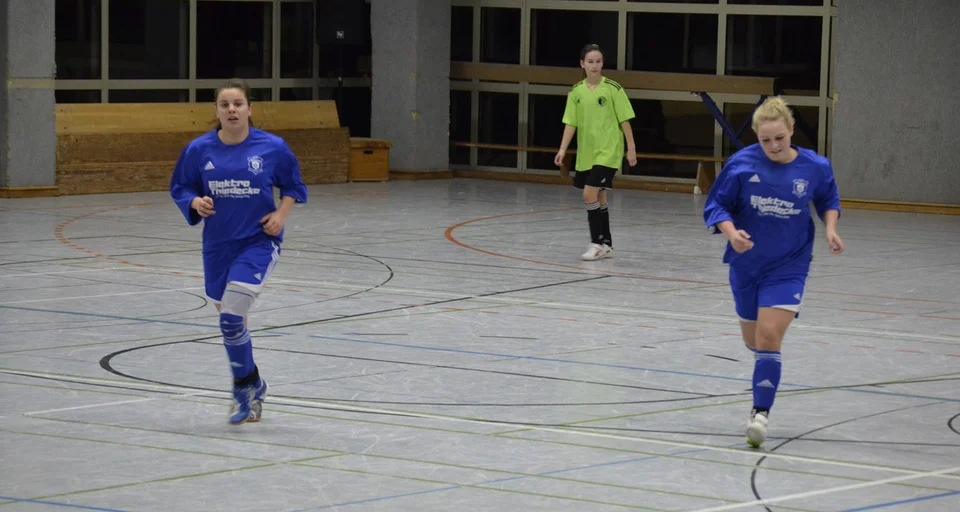 Jubelten beim fünften Tor kaum mehr vor Verwunderung: Annalena Müllenmeister und Sarah Kapp