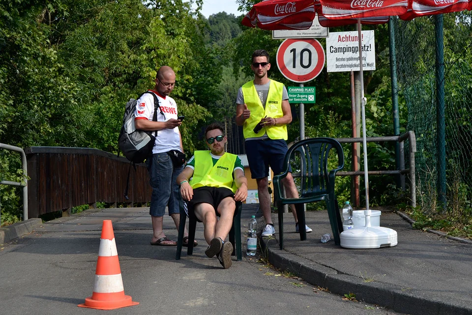 Ruhige Schicht: zum Ende der Veranstaltung hatten die Helfer (hier Alexander Pethe, Sören Heinzelmann und Kevin Müller) etwas weniger zu tun Ruhige Schicht: zum Ende der Veranstaltung hatten die Helfer (hier Alexander Pethe, Sören Heinzelmann und Kevin Müller) etwas weniger zu tun