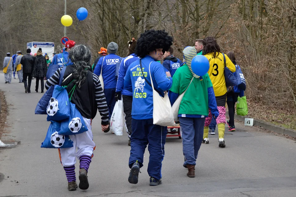 Bereit zur Aufstellung: Christopher Pethe vergewissert sich noch, ob alle weiteren Teilnehmer noch folgen Bereit zur Aufstellung: Christopher Pethe vergewissert sich noch, ob alle weiteren Teilnehmer noch folgen