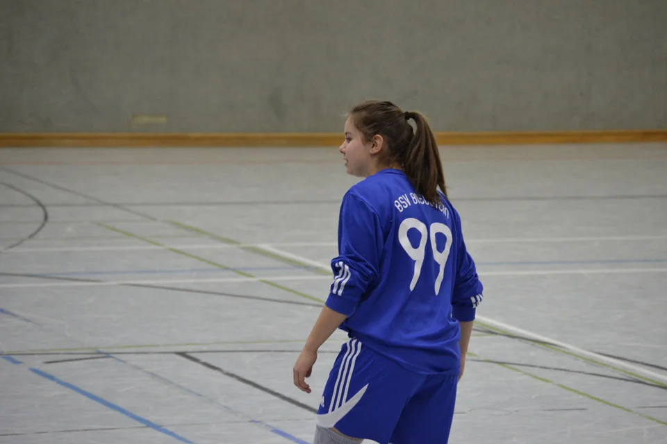 Annalena Müllenmeister beobachtet Torhüterin Eugenie