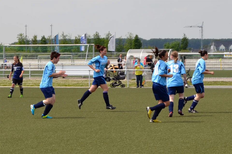 Jubel nach dem frühen 1:0: die Damen freuen sich über das Tor von Katrina Schneider