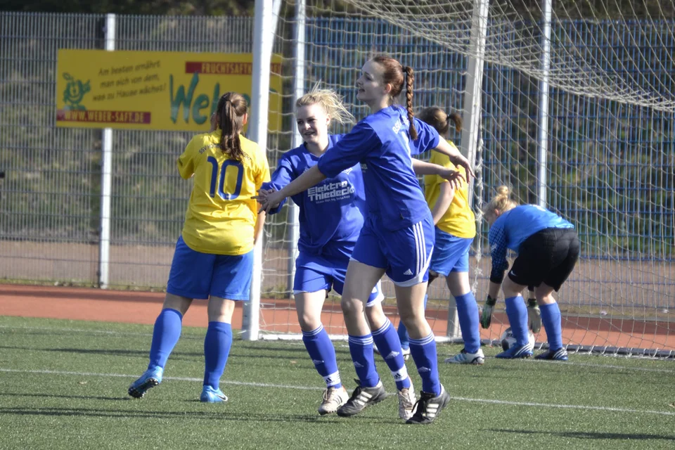 Sarah und Jacy bejubeln das verdiente 1:0 Sarah und Jacy bejubeln das verdiente 1:0