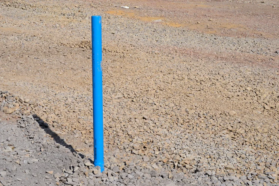 Diese blauen Rohre dienen dem Ablauf-System unseres neuen Platzes