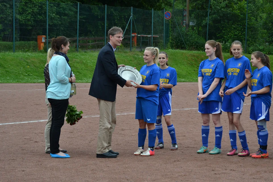 Aus den Händen des Abgeordneten Herrn Schell nahm Kapitänin Sarah Kapp die Schale entgegen Aus den Händen des Abgeordneten Herrn Schell nahm Kapitänin Sarah Kapp die Schale entgegen