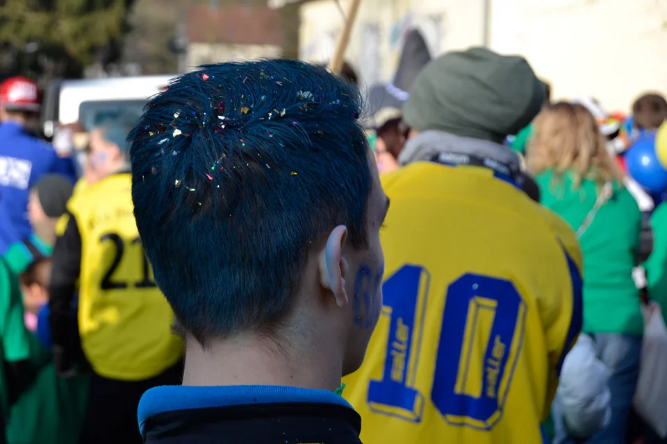 Halbwegs fachmännisch wirkt die temporäre Haarfarbveränderung von Sven Sadowski auf den Betrachter Halbwegs fachmännisch wirkt die temporäre Haarfarbveränderung von Sven Sadowski auf den Betrachter