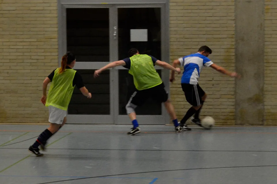 Bandenspieler: Viktor Adam im Duell mit Hansi Wölfel, Katrina Schneider schaut zu Bandenspieler: Viktor Adam im Duell mit Hansi Wölfel, Katrina Schneider schaut zu