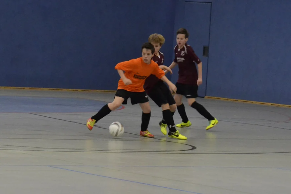 Marco setzt sich gegen zwei Gegenspieler durch Marco setzt sich gegen zwei Gegenspieler durch