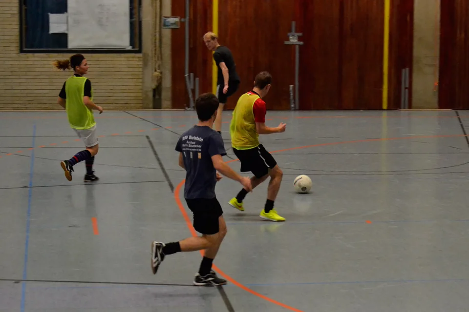 Freier Ball: weder Katrina Schneider noch David Kaune, Benjamin Gries oder Felix Bröcher können den Ball behaupten Freier Ball: weder Katrina Schneider noch David Kaune, Benjamin Gries oder Felix Bröcher können den Ball behaupten