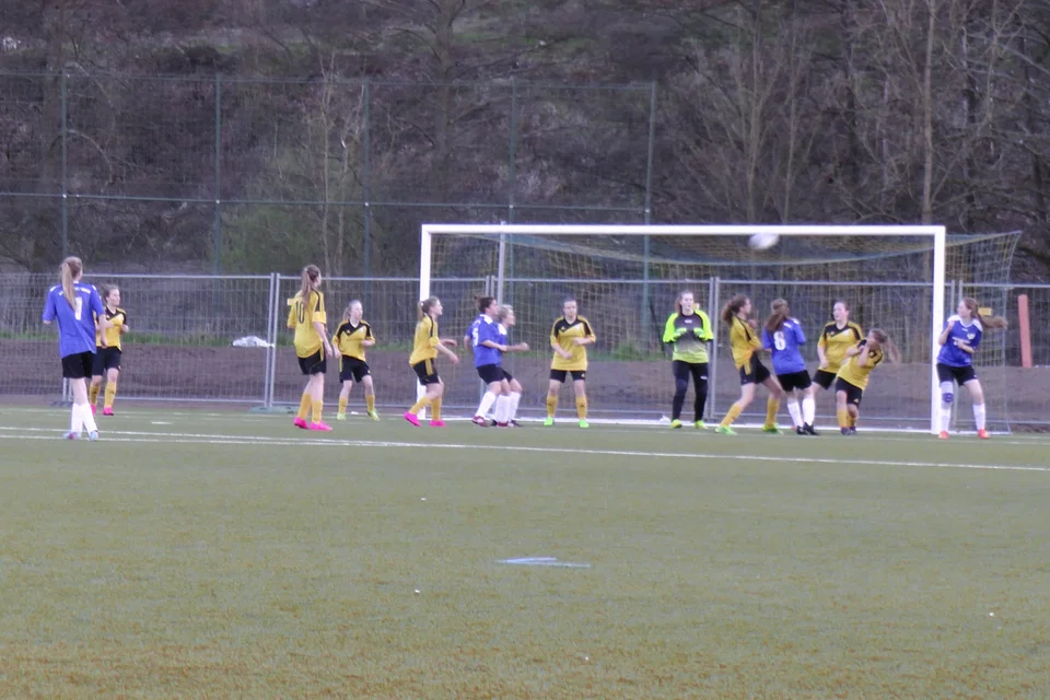 Vollkommen frei: Christin Siegmund darf den Ball unbedrängt zum 2:2 Ausgleich ins Tor köpfen Vollkommen frei: Christin Siegmund darf den Ball unbedrängt zum 2:2 Ausgleich ins Tor köpfen