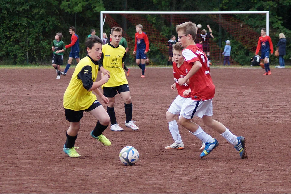 Abräumer in der Zentrale: Marco Coltiletti, beobachtet von Sven Sadowski