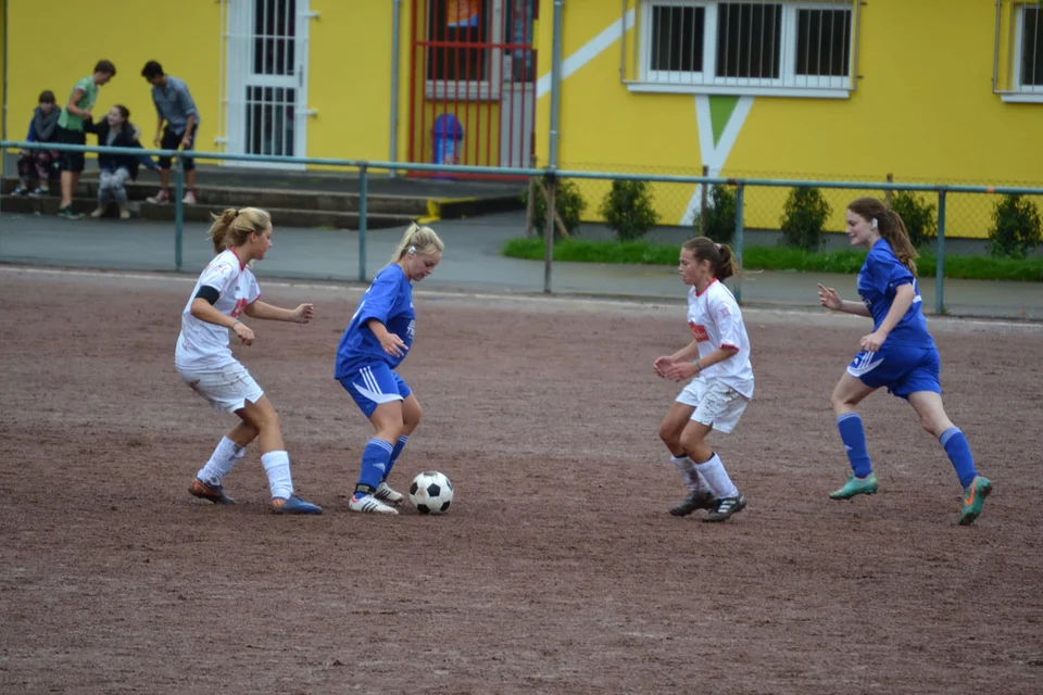 Sarah behauptet den Ball gegen zwei Gegenspielerinnen ... Sarah behauptet den Ball gegen zwei Gegenspielerinnen ...