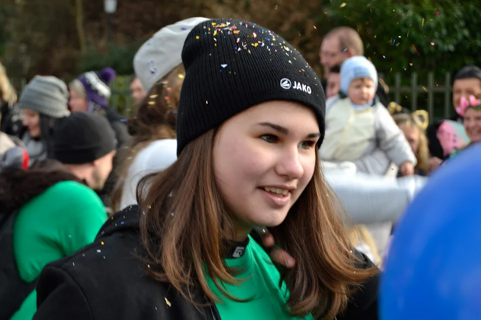 Wagenbastlerin im Konfettiregen: Dilara Bas organisierte und dekorierte zusammen mit Teamkollegin Linda Nickel den Bollerwagen für Mitspielerin Annalena Müllenmeister Wagenbastlerin im Konfettiregen: Dilara Bas organisierte und dekorierte zusammen mit Teamkollegin Linda Nickel den Bollerwagen für Mitspielerin Annalena Müllenmeister