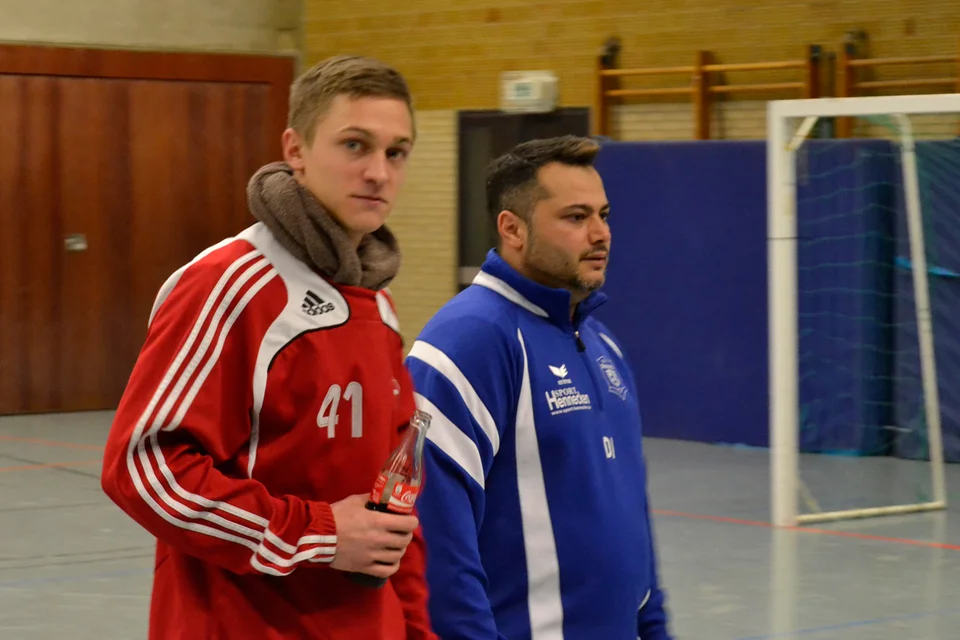 Destan Jasarevic und ein Freund tauschen sich über die neuesten Haartrends aus Destan Jasarevic und ein Freund tauschen sich über die neuesten Haartrends aus