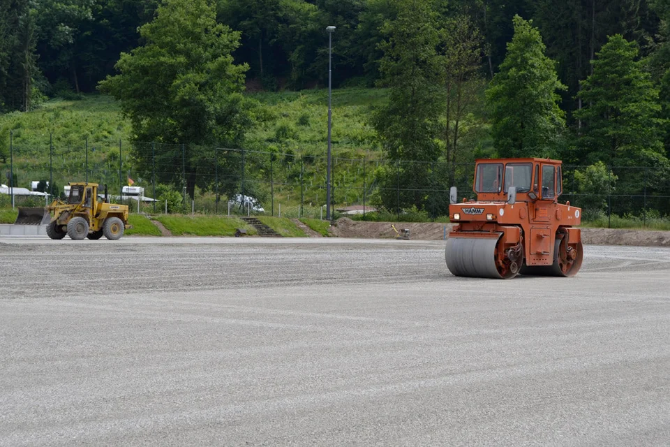So gut wie gerade: der Untergrund des neuen Sportplatzes erhielt den letzten Feinschliff