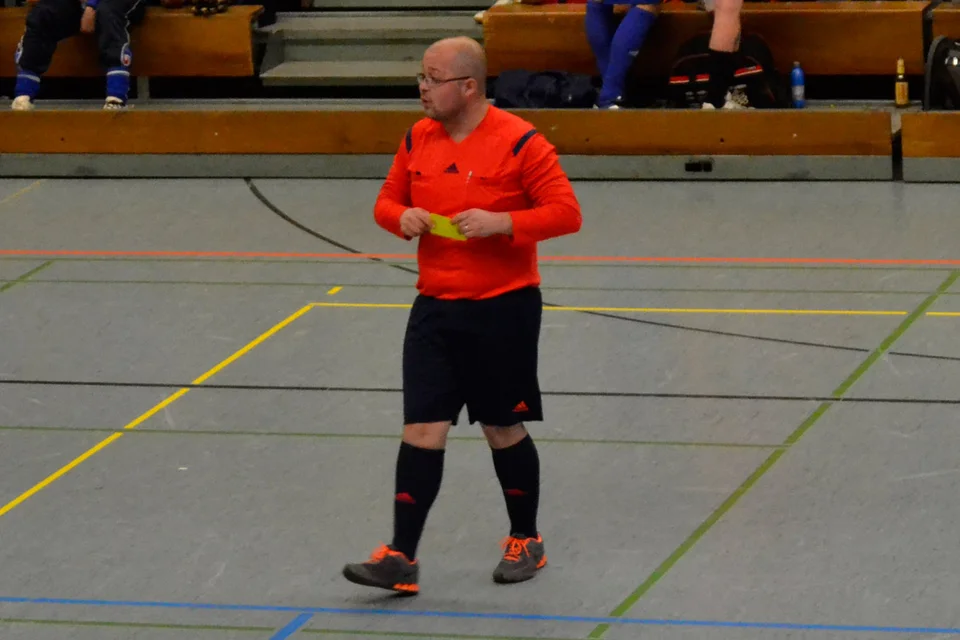 Alles im Griff: Schiedsrichter Alex Pethe griff notfalls auch zu Karten Alles im Griff: Schiedsrichter Alex Pethe griff notfalls auch zu Karten